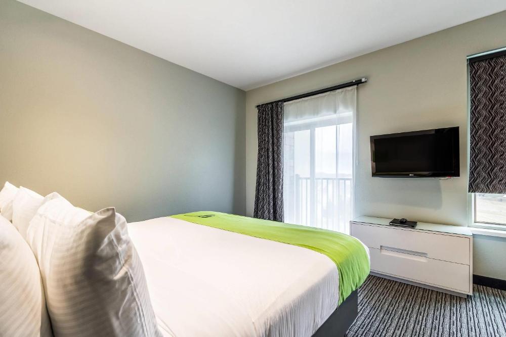 King Room - Non-Smoking interior